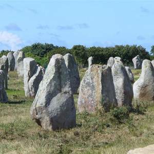 promenade le long des alignements de pierres dans le Morbihan