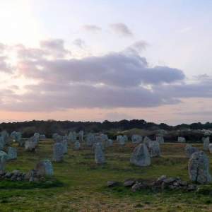 panorama des alignements de pierres néolithiques à Carnac