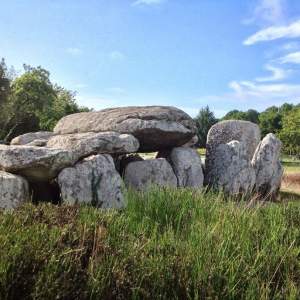 vue d'un des nombreux dolmens de Carnac